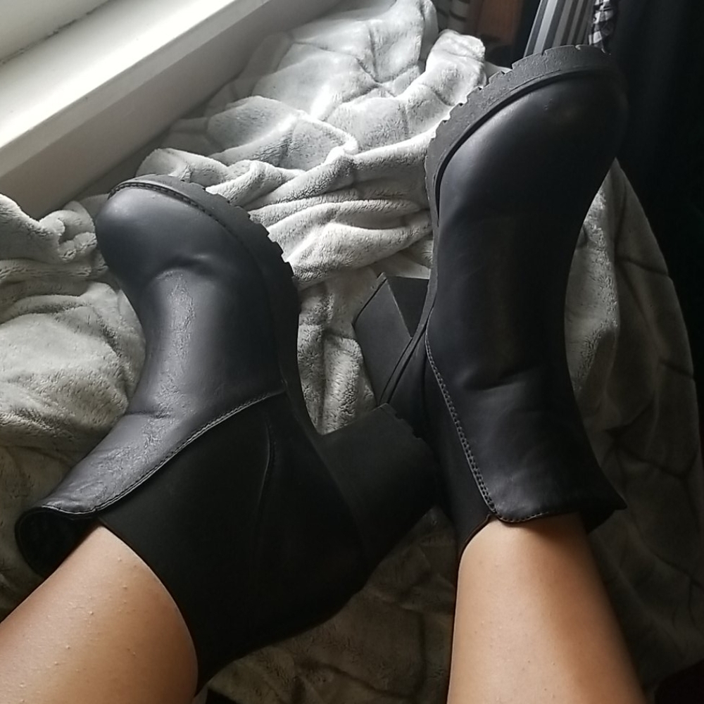 BLACK BOOTIES
